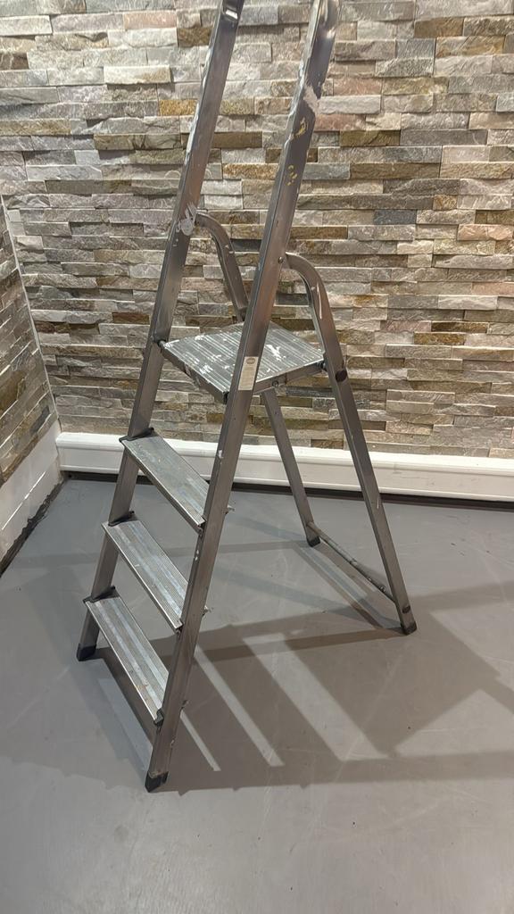 Aluminium huishoudtrap - 3 treden met plateau, Doe-het-zelf en Verbouw, Ladders en Trappen, Ophalen, Zo goed als nieuw, Minder dan 2 meter