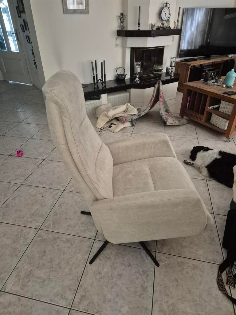 Mooie cremekleurige relaxstoel, handmatig te verstellen,, Ophalen, Eenpersoons, Minder dan 75 cm, Zo goed als nieuw