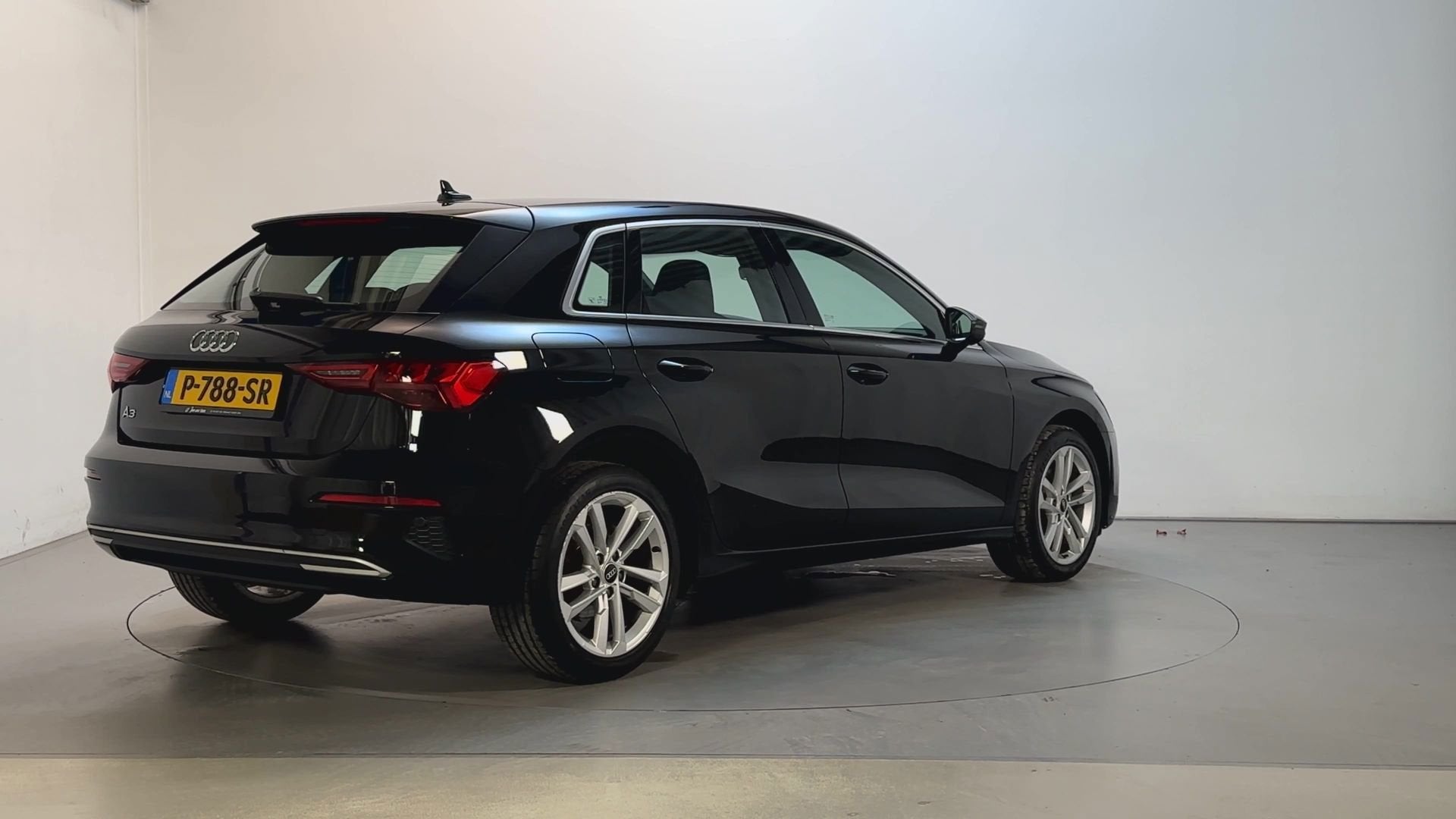 Audi A3 Sportback 30 TFSI Advanced Edition Sfeerverlichting, Stof, Gebruikt, Met garantie (alle), Origineel Nederlands