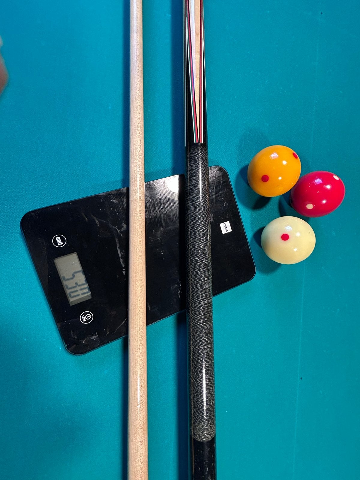 Biljartkeu met ballen en weegschaal, Ophalen of Verzenden, Gebruikt, Keu of Ballen