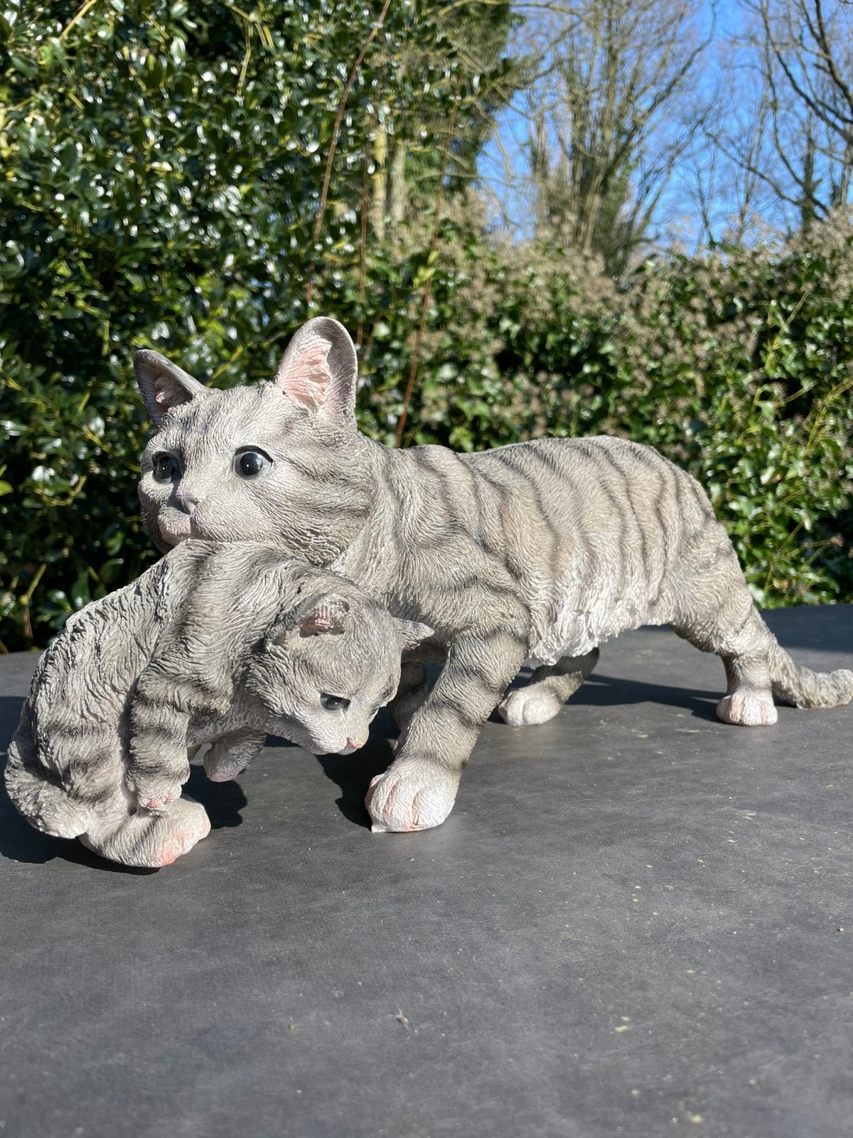 Poes kat met kitten beeld tuin huisdier, Ophalen of Verzenden, Nieuw, Kunststof, Dierenbeeld
