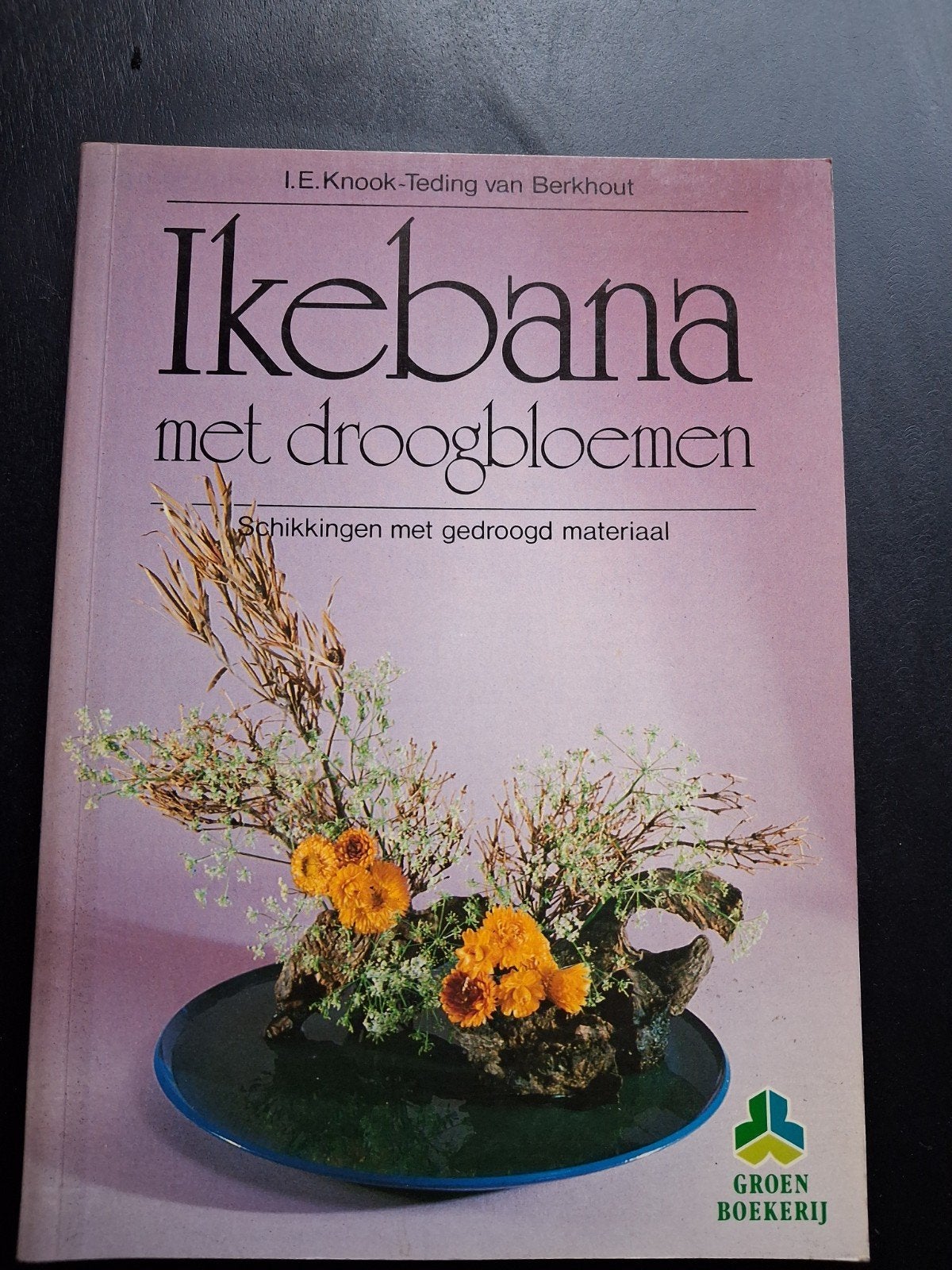 Ikebana met droogbloemen.Schikkingen met gedroogd materiaal, Ophalen of Verzenden, Gelezen, Overige onderwerpen, I.E. Knook-Teding van Berkhout