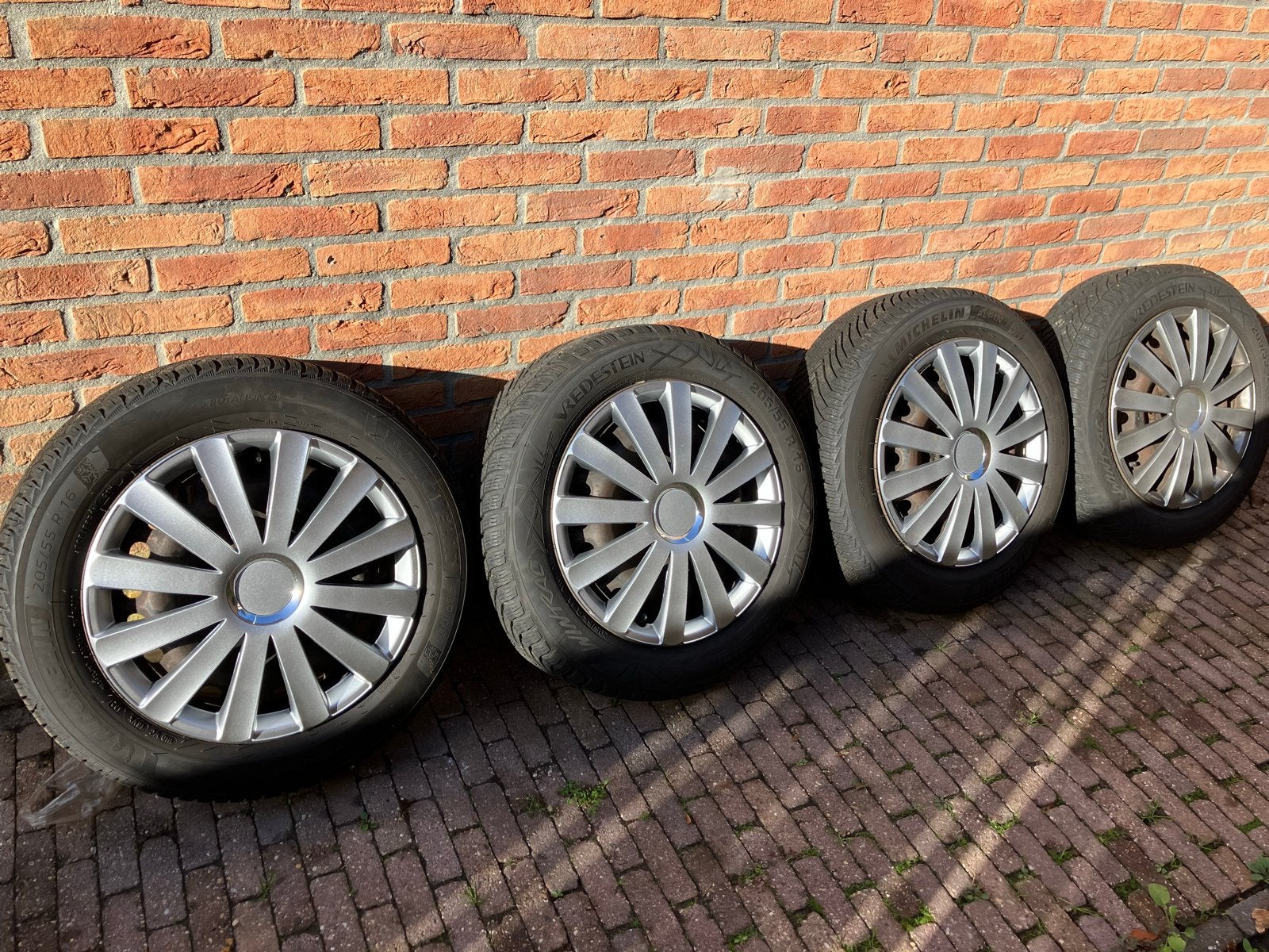 Winterbanden Ford Focus 205/55 R16 met wieldoppen, Ophalen, Gebruikt, 16 inch, Banden en Velgen