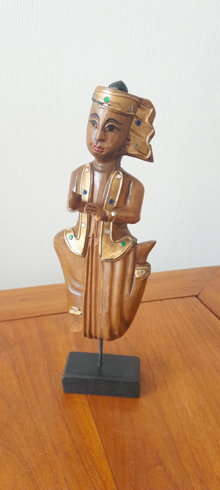 Houten beeldje van een zittende figuur, Antiek en Kunst, Ophalen of Verzenden, 20 - 50 cm, Handgemaakt, Beeld