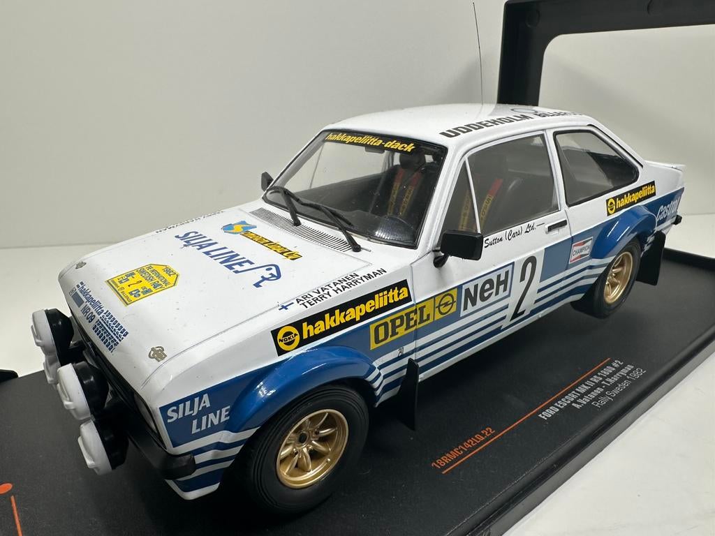 IXO FORD ESCORT MK2 RS1800 RALLY ZWEDEN 1982 1:18 NIEUW, Ophalen of Verzenden, Nieuw, Auto, Overige merken