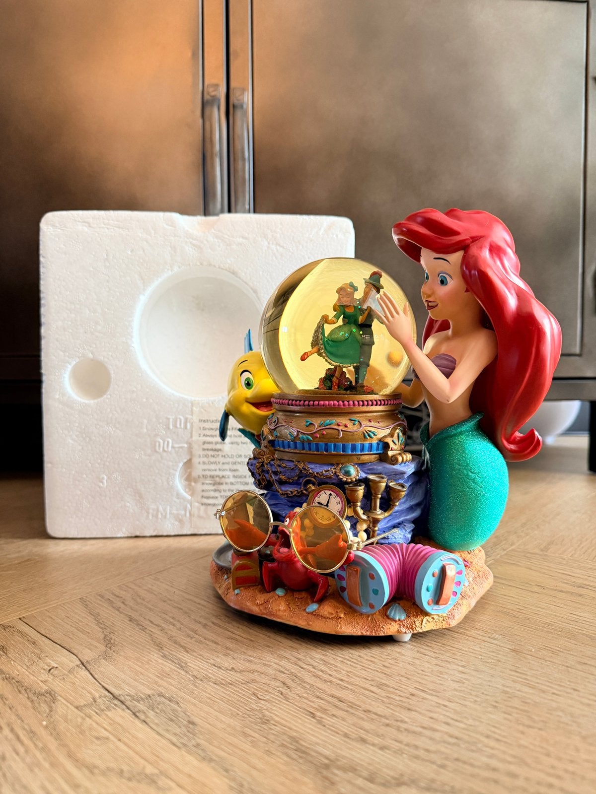 The Little Mermaid Ariel’s Secret Grotto; Musical Snow Globe, Ophalen of Verzenden, Pocahontas of Kl. Zeemeermin, Zo goed als nieuw