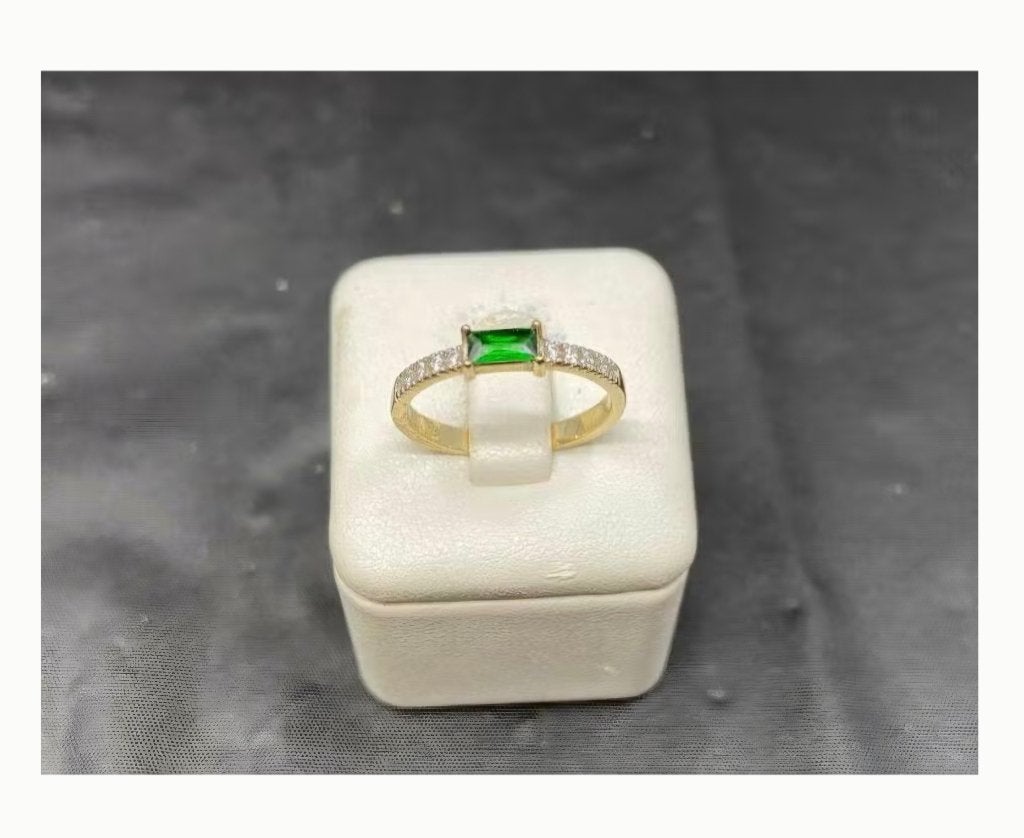 Prachtige ring van 8 karaat goud, smaragd groene steen., Gebruikt, Ophalen of Verzenden, 17 tot 18, Dame