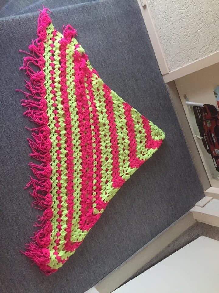 Nieuw acryl neon fluor roze geel gehaakte omslagdoek 180/100, Maat 46/48 (XL) of groter, Nieuw, Ophalen of Verzenden, Handgemaakt