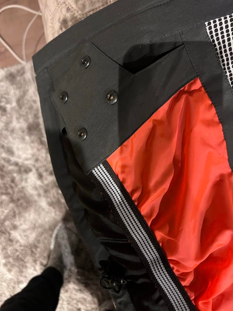 Colombia Zwarte ski- of snowboardbroek met rode voering, Kleding | Heren, Wintersportkleding, Ophalen of Verzenden, Zo goed als nieuw
