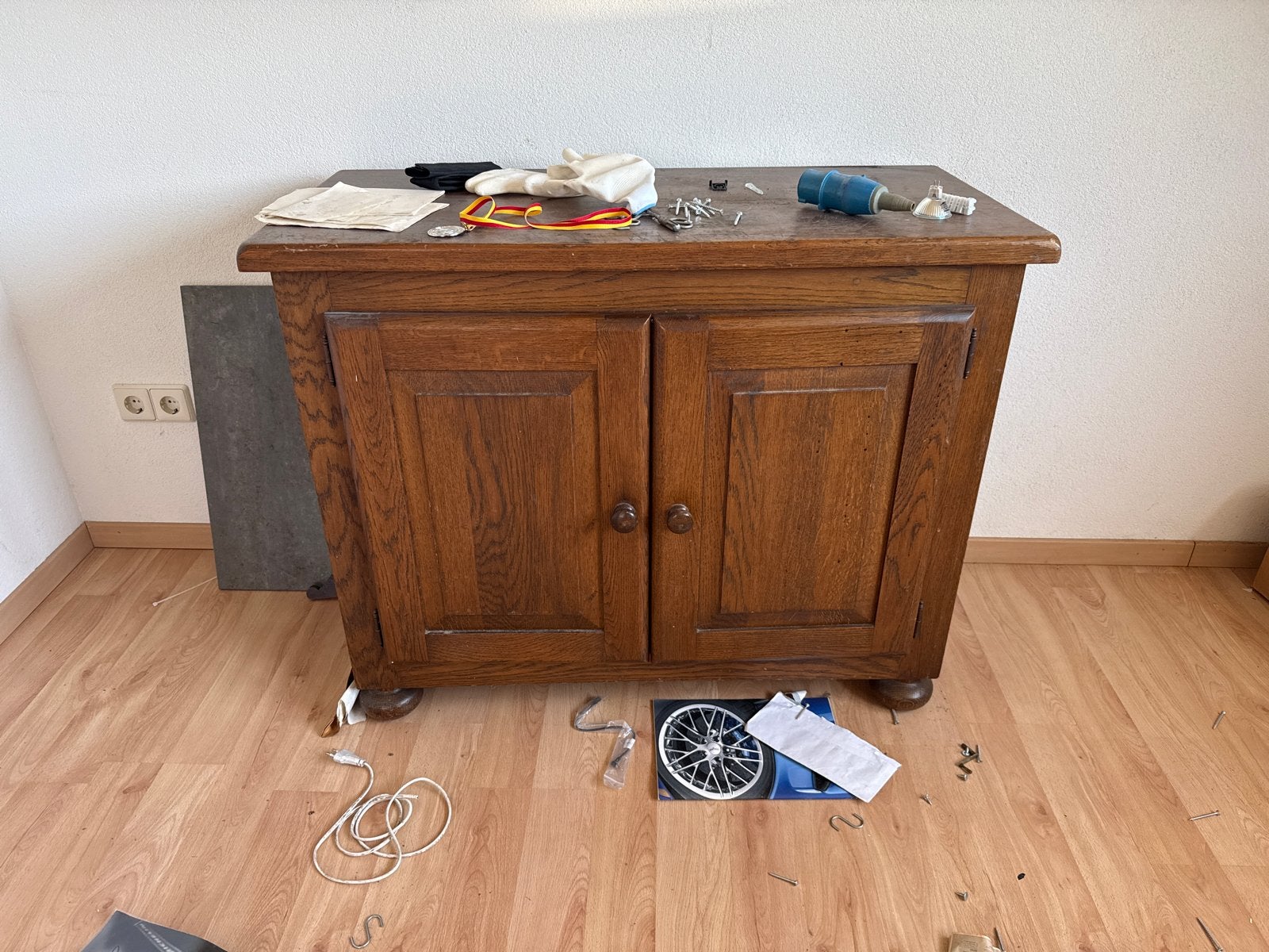 Massief houten kastje met twee deuren, Ophalen