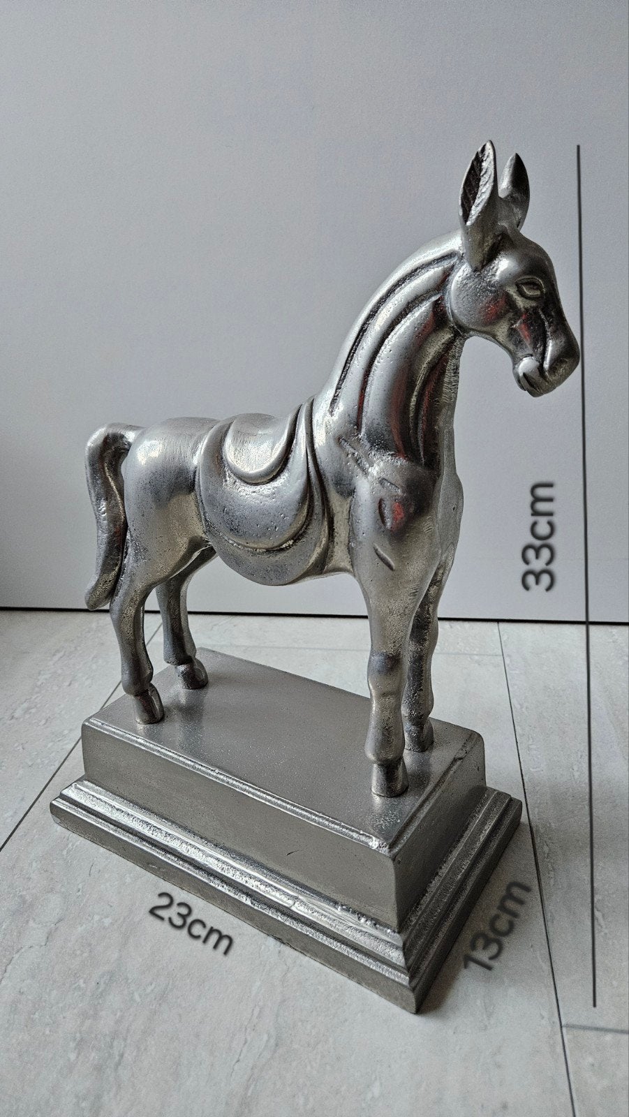 Paard beeld op sokkel staande paard zilverkleurig, Ophalen of Verzenden, Zo goed als nieuw, Dier
