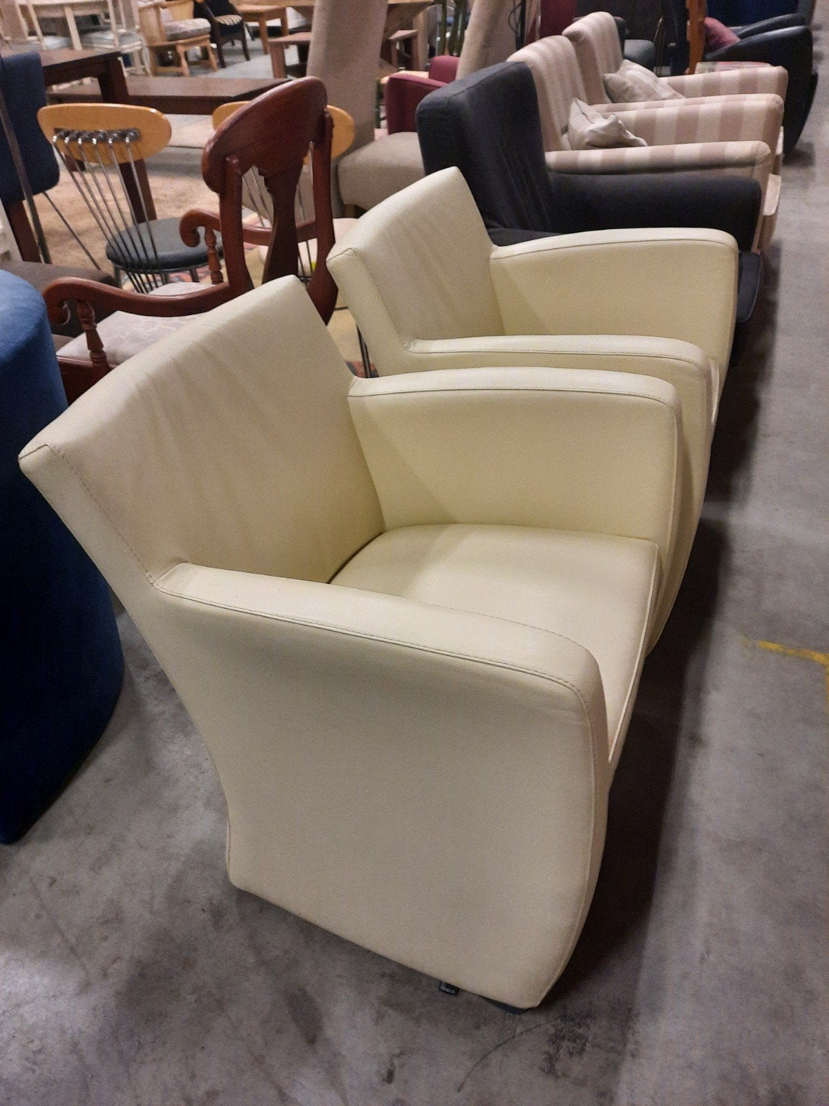 2 Leolux stoelen met crèmekleurige kunstleren bekleding, Ophalen, Gebruikt