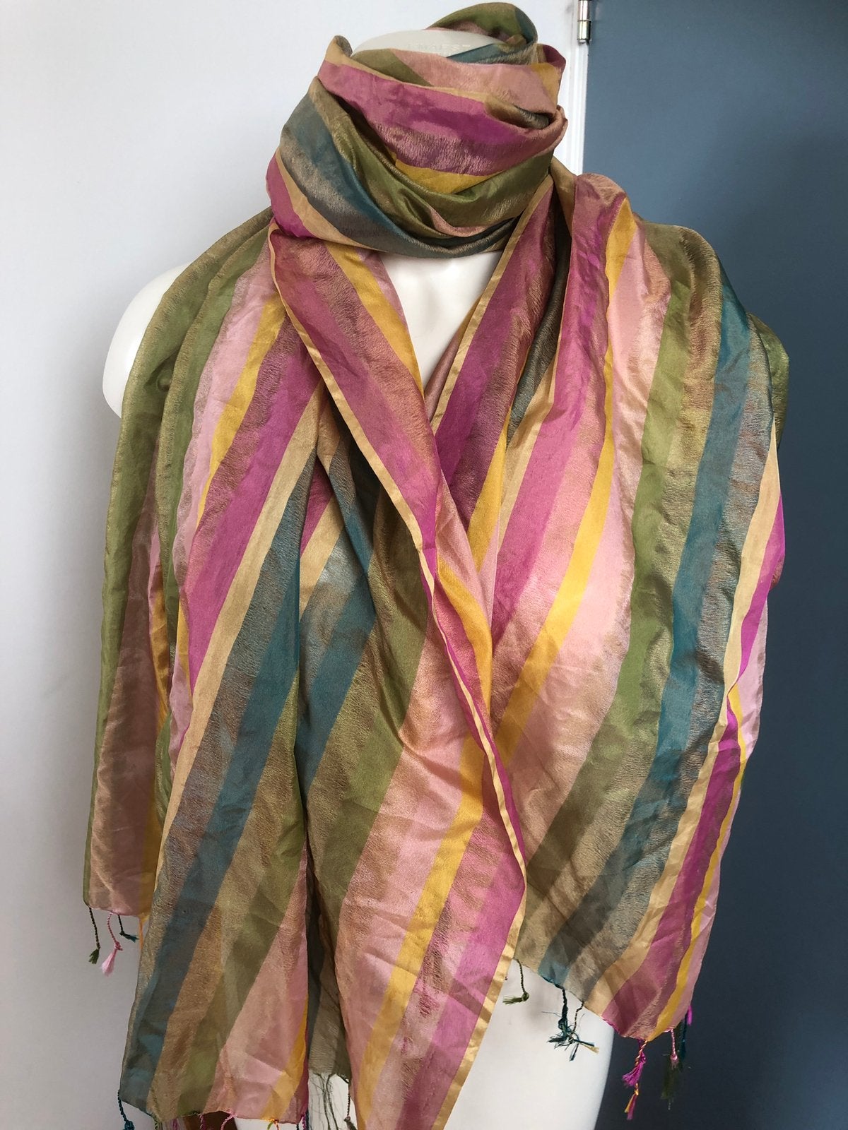 Grote lange dunne gestreepte sjaal roze groen parelmoer, Maat 46/48 (XL) of groter, Ophalen of Verzenden, Zo goed als nieuw, X