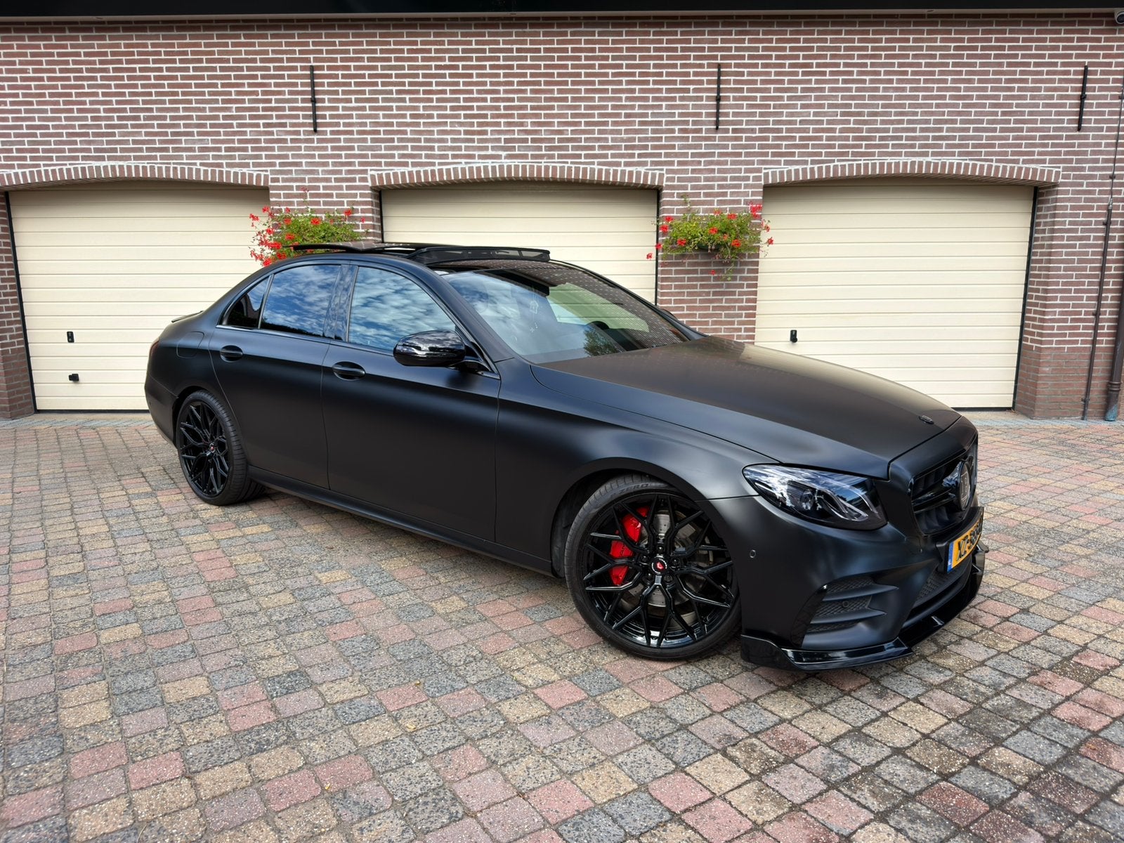 Mercedes-Benz E 200 | BRABUS/AMG styling | MAT ZWART |, Auto's, 4 cilinders, Leder en Stof, Zwart, Particulier