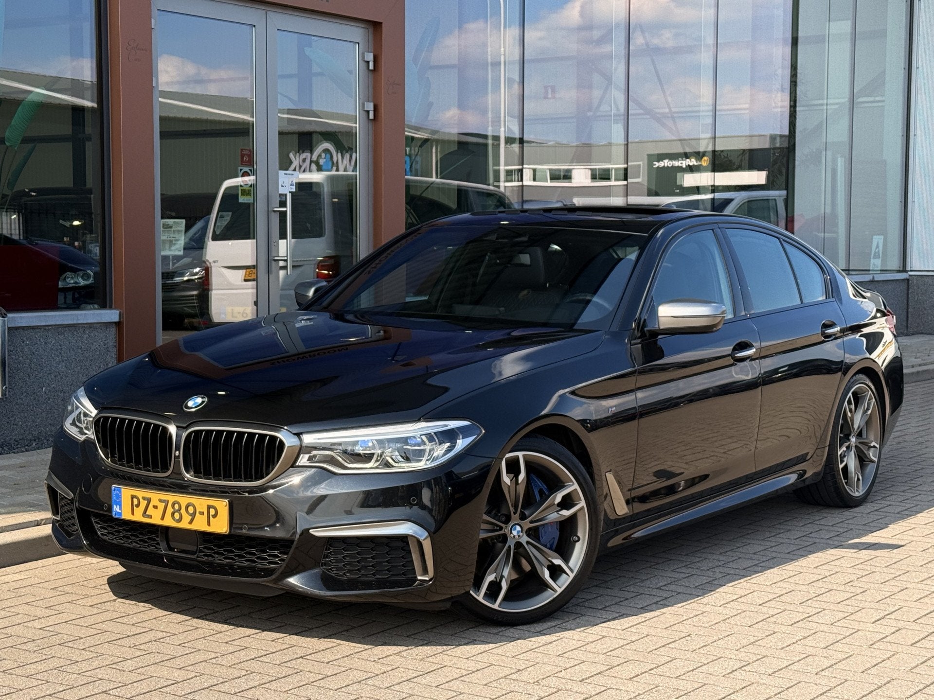 BMW 5 Serie M550i xDrive High Executive | 4WS | Soft-Close |, Automaat, Gebruikt, 4395 cc, Zwart