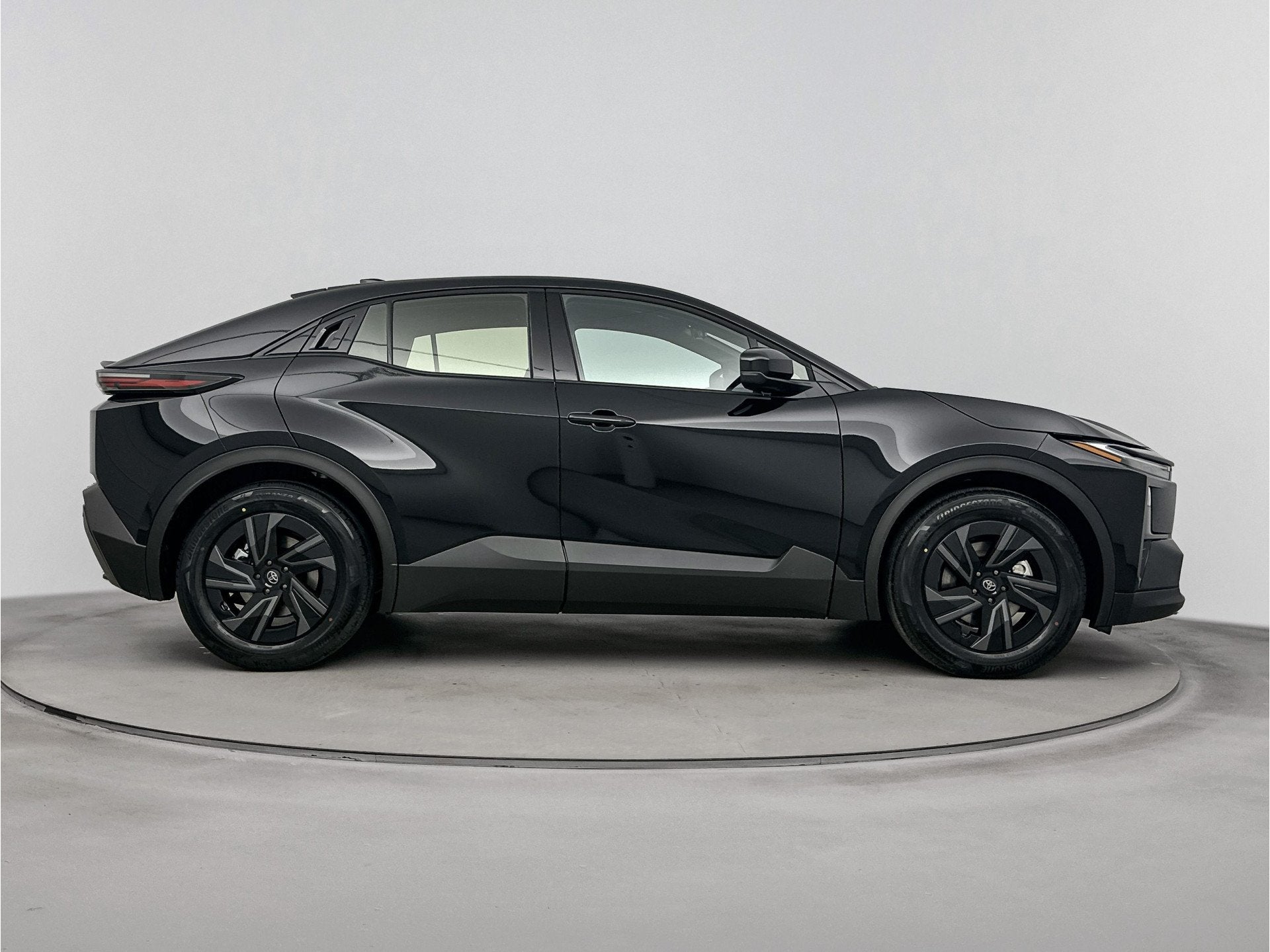 Toyota C-HR+ First Edition 77 kWh Demo (bj 2026, automaat), Auto's, Stof, Zwart, Origineel Nederlands, Automatische klimaatregeling