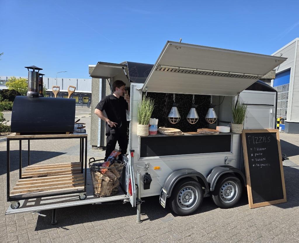 Foodtruck verkoopaanhanger verkoopwagen met pizzaovens, Zakelijke goederen, Partijgoederen en Retail | Verkoopwagens, Ophalen