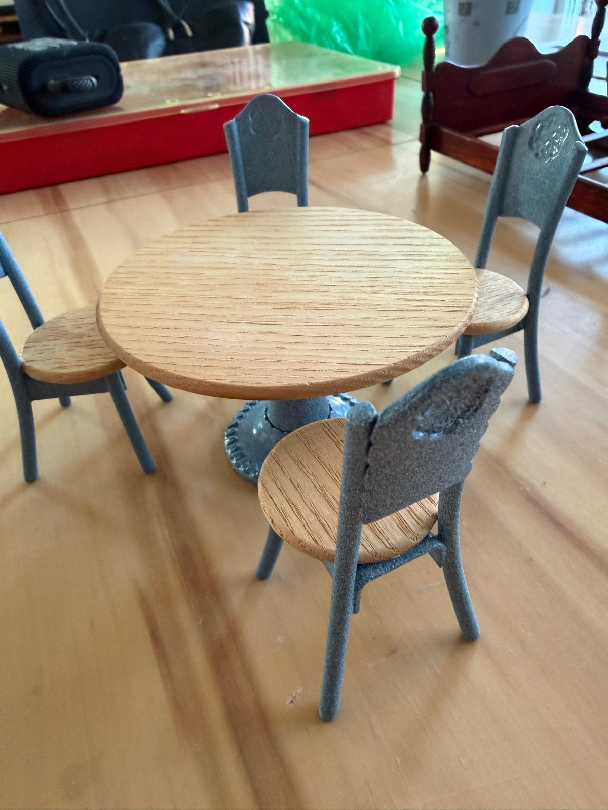 Marianne Modelle miniatuur eettafel met 4 stoelen, Verzamelen, Poppenhuizen en Toebehoren, Ophalen of Verzenden, Zo goed als nieuw