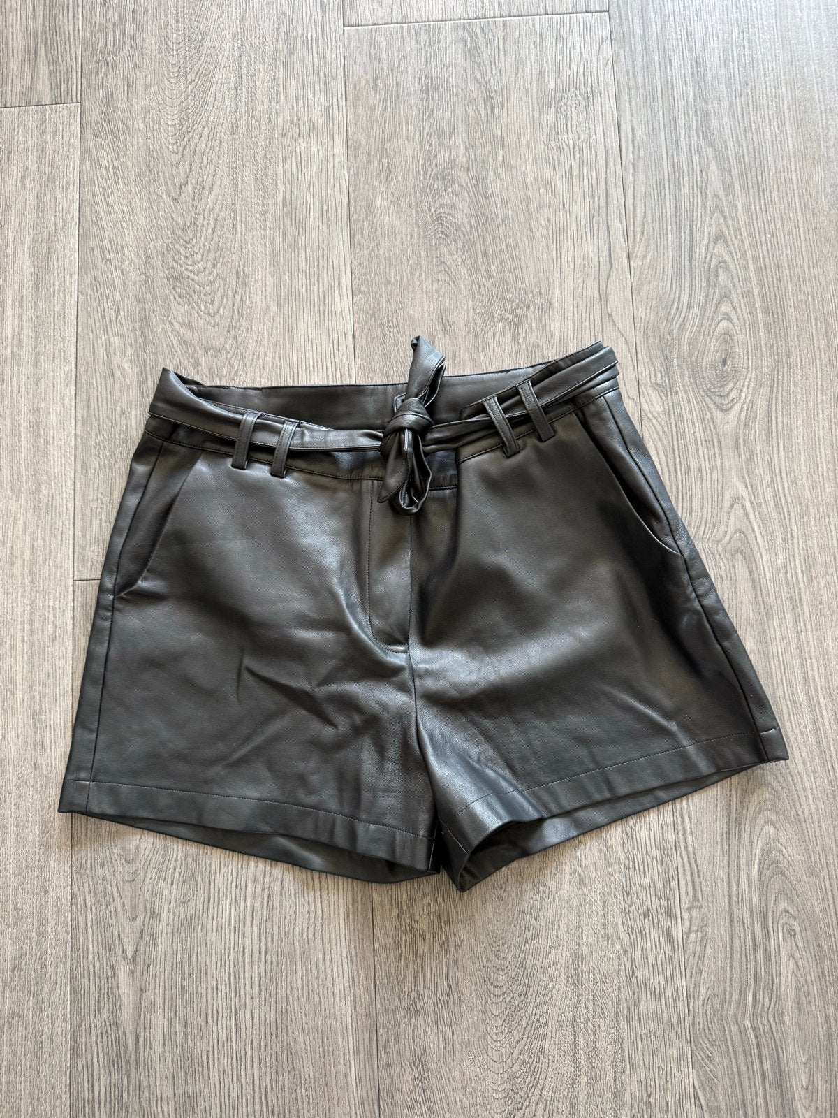 Nikkie faux leren short met strikceintuur - Maat 36 - ZGAN, Kleding | Dames, Kort, Zwart, Ophalen of Verzenden, Zo goed als nieuw