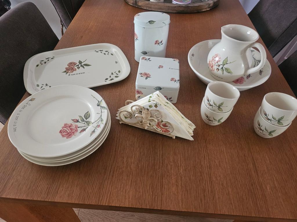 Servies met rozenprint - "A rose is a rose is a rose", Ophalen, Gebruikt, Keramiek, Overige stijlen