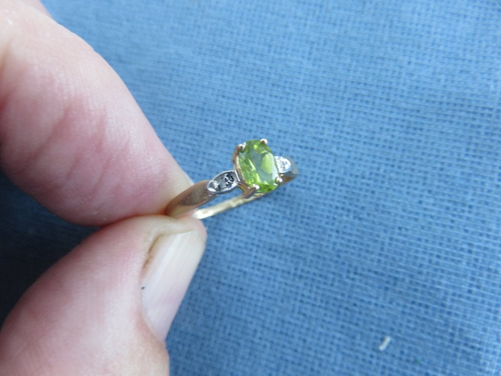 Ring in 9 karaat goud met licht groene steen, Sieraden, Tassen en Uiterlijk, Ringen, Ophalen of Verzenden, Zo goed als nieuw, 17 tot 18
