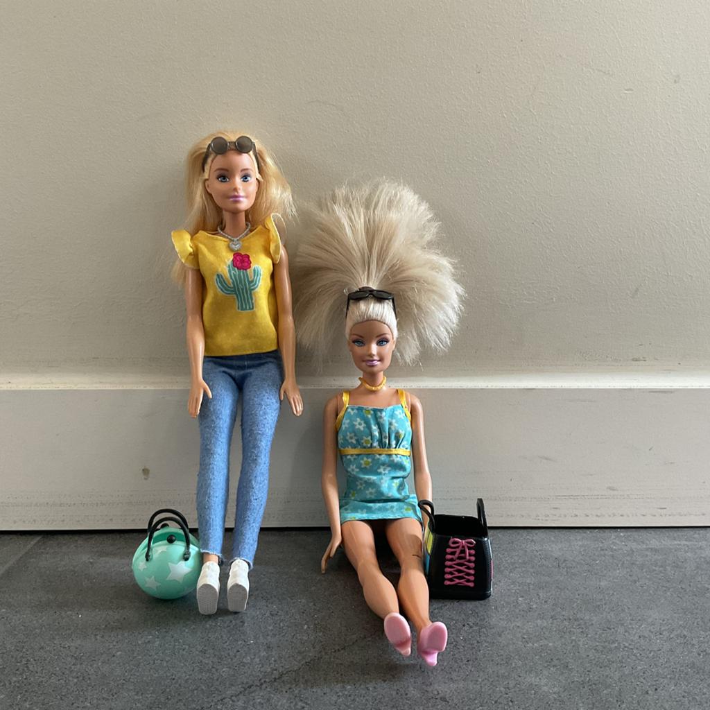 Twee barbiepoppen met kleren en accessoires, Ophalen of Verzenden, Gebruikt, Babypop