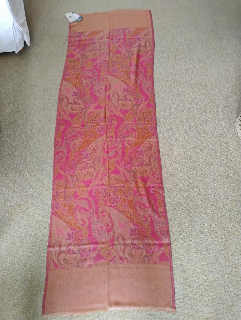 Nieuwe, roze sjaal met Oosters motief uit India 100 % wol, Kleding | Dames, Mutsen, Sjaals en Handschoenen, Maat 38/40 (M), Nieuw