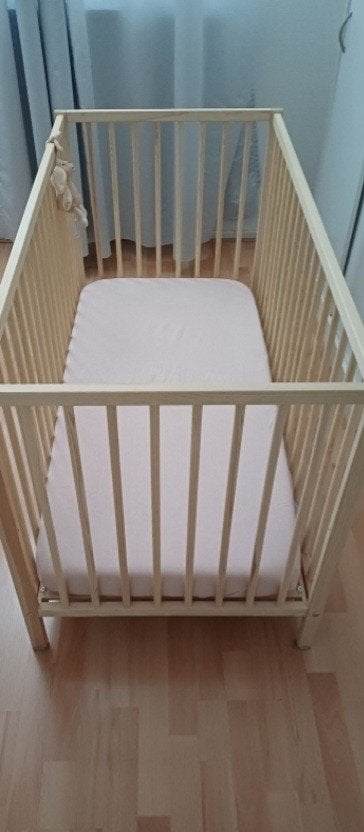 Houten ledikant met matras van Ikea, Kinderen en Baby's, Babywiegjes en Ledikanten, Ophalen, Gebruikt, Ledikant