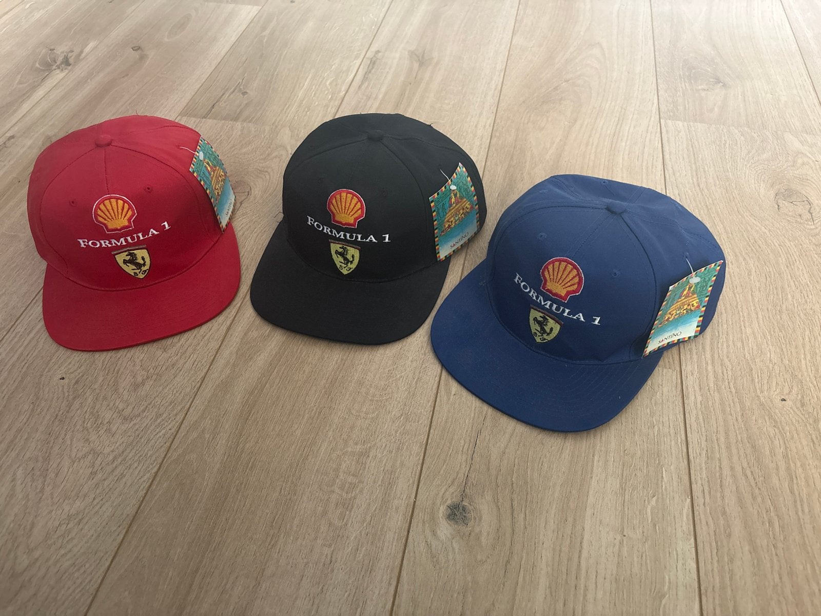 Ferrari Formule 1 Petten - Diverse Kleuren, Ophalen of Verzenden, Nieuw, One size fits all, Pet