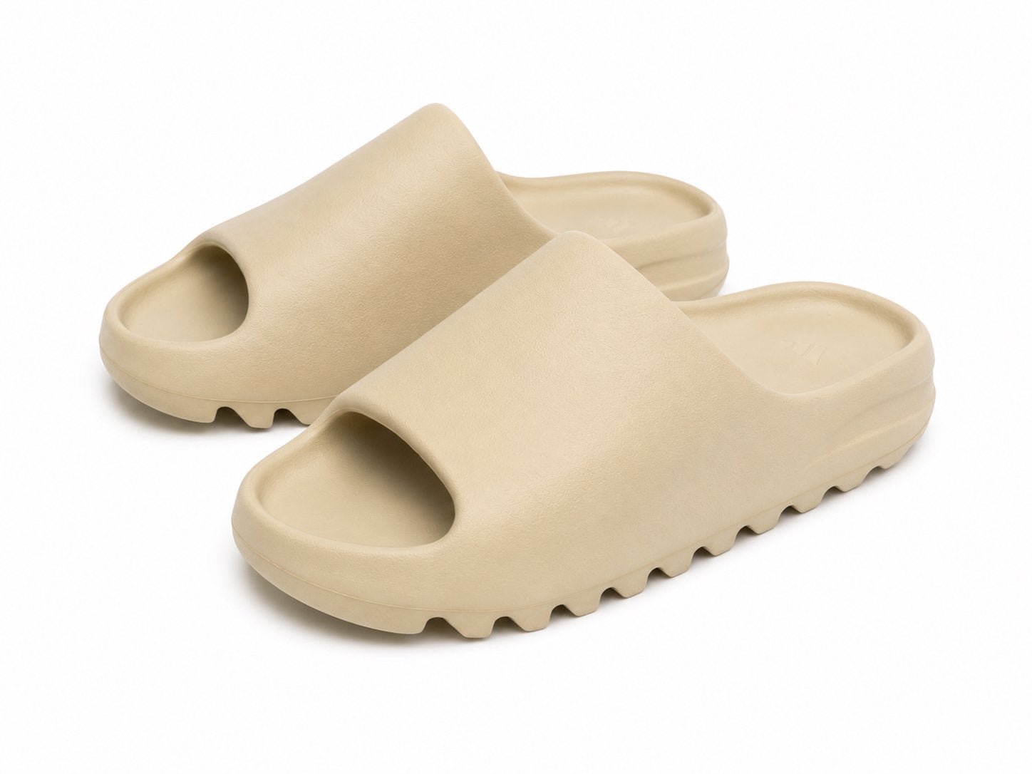 Yeezy Slide Bone - Nieuw en ongedragen, Kleding | Dames, Schoenen, Ophalen of Verzenden, Nieuw, Beige, Slippers
