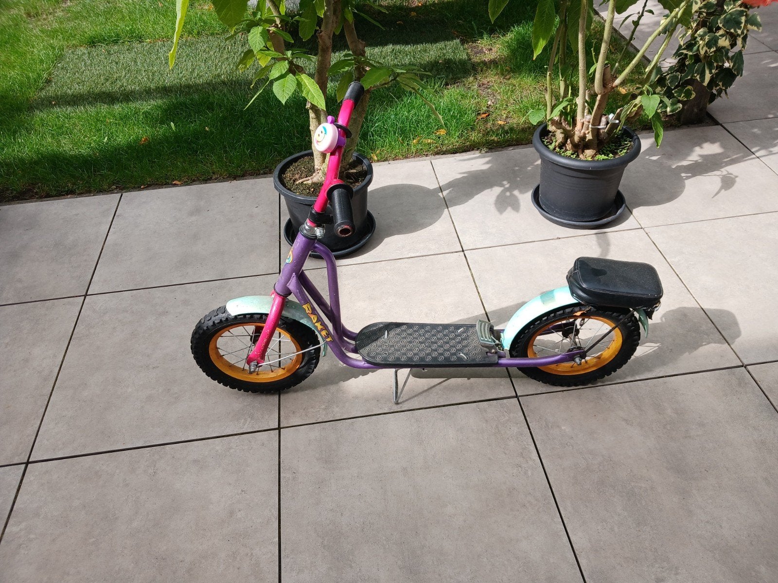 Leuke paarse kinderstep met bel en bagagedrager, Fietsen en Brommers, Ophalen, Gebruikt, Gewone step, Raket