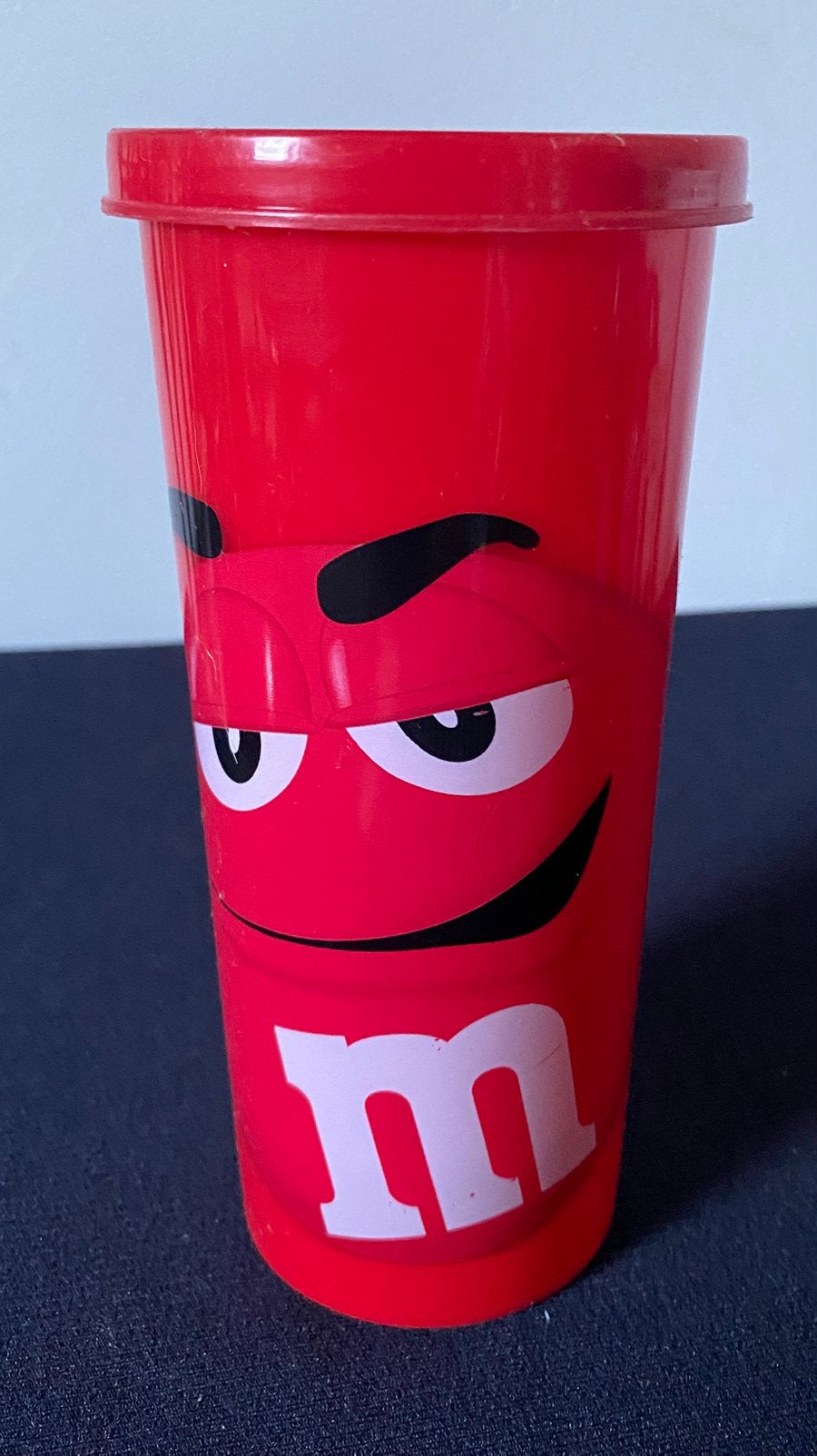 Rode plastic beker met dop van M&M’s. Hoogte 16 cm., Ophalen of Verzenden, Zo goed als nieuw, Gebruiksvoorwerp
