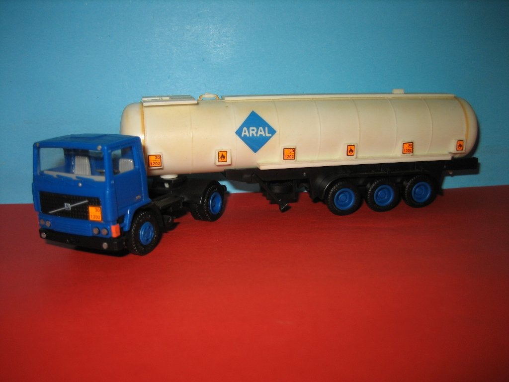 Aral  VOLVO 10  met Tank-oplegger  Herpa, Ophalen of Verzenden, Zo goed als nieuw, Bus of Vrachtwagen, Herpa