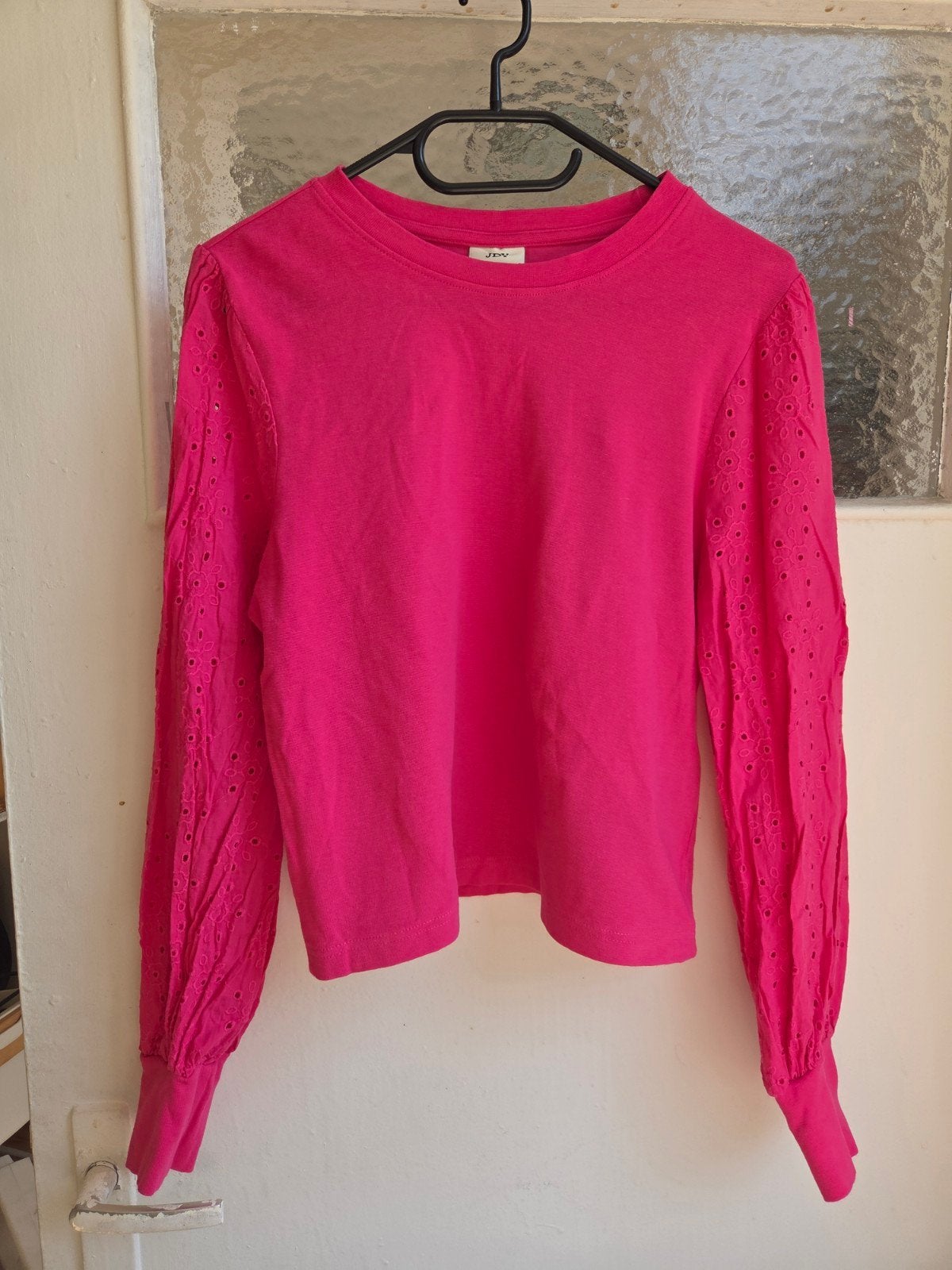 JDY fuchsia roze top met broderie mouwen - Maat S 36, Kleding | Dames, Ophalen of Verzenden, Zo goed als nieuw, Roze, Maat 36 (S)
