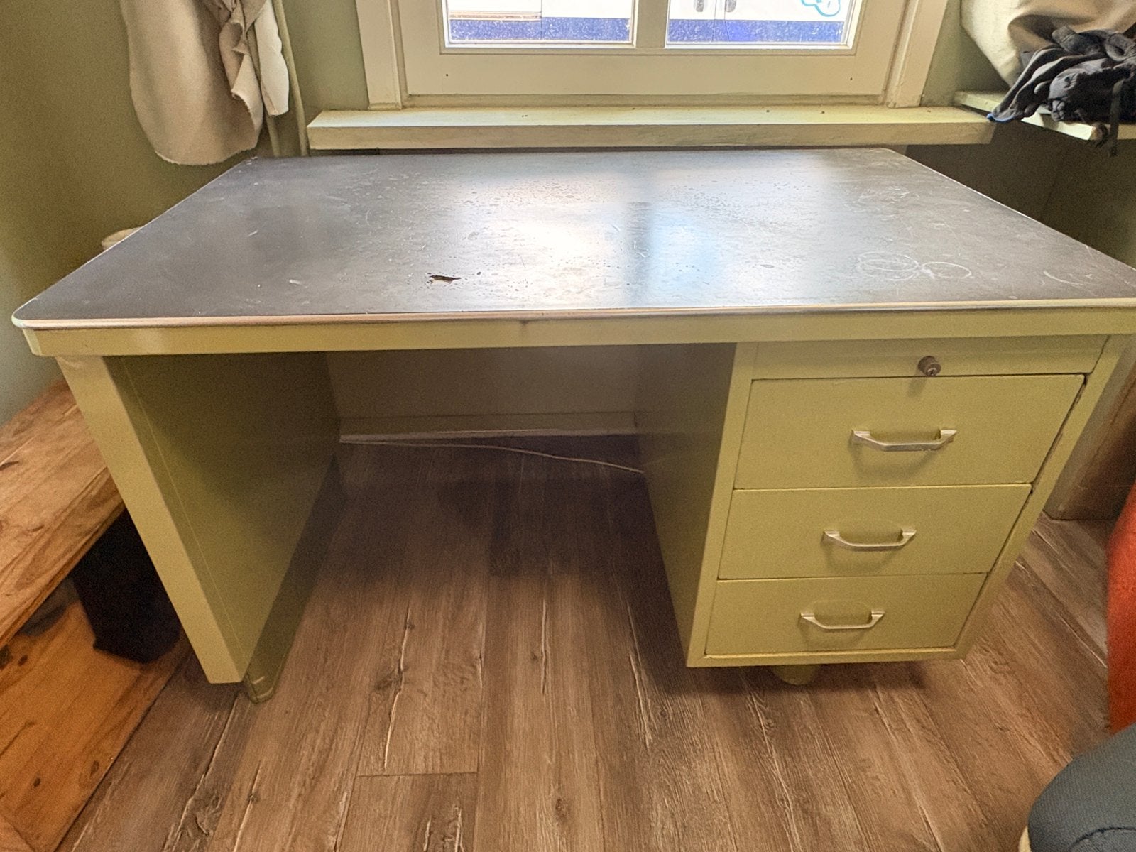 Echt prachtig Industrieel Metalen Bureau - 124x76 cm, Huis en Inrichting, Bureaus, Industrieel, Ophalen, Gebruikt, Metaal
