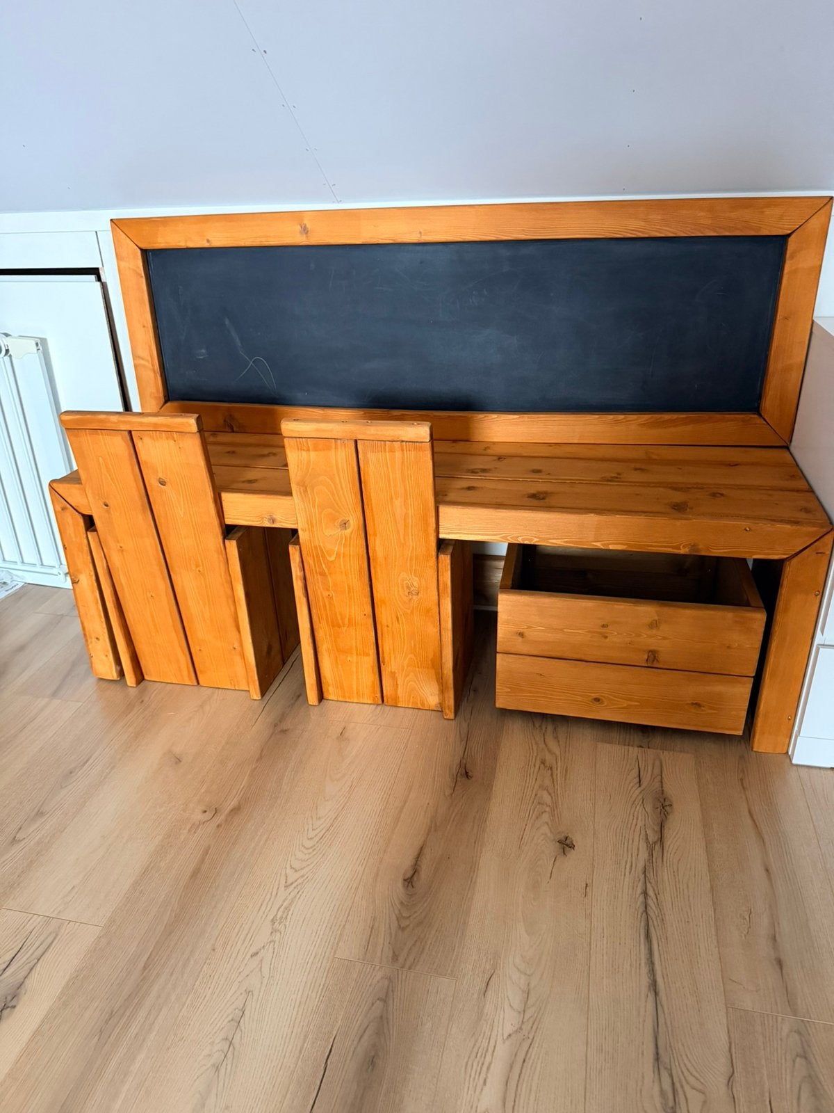 Houten speeltafel met krijtbord, stoelen en opbergbak, Ophalen, Zo goed als nieuw