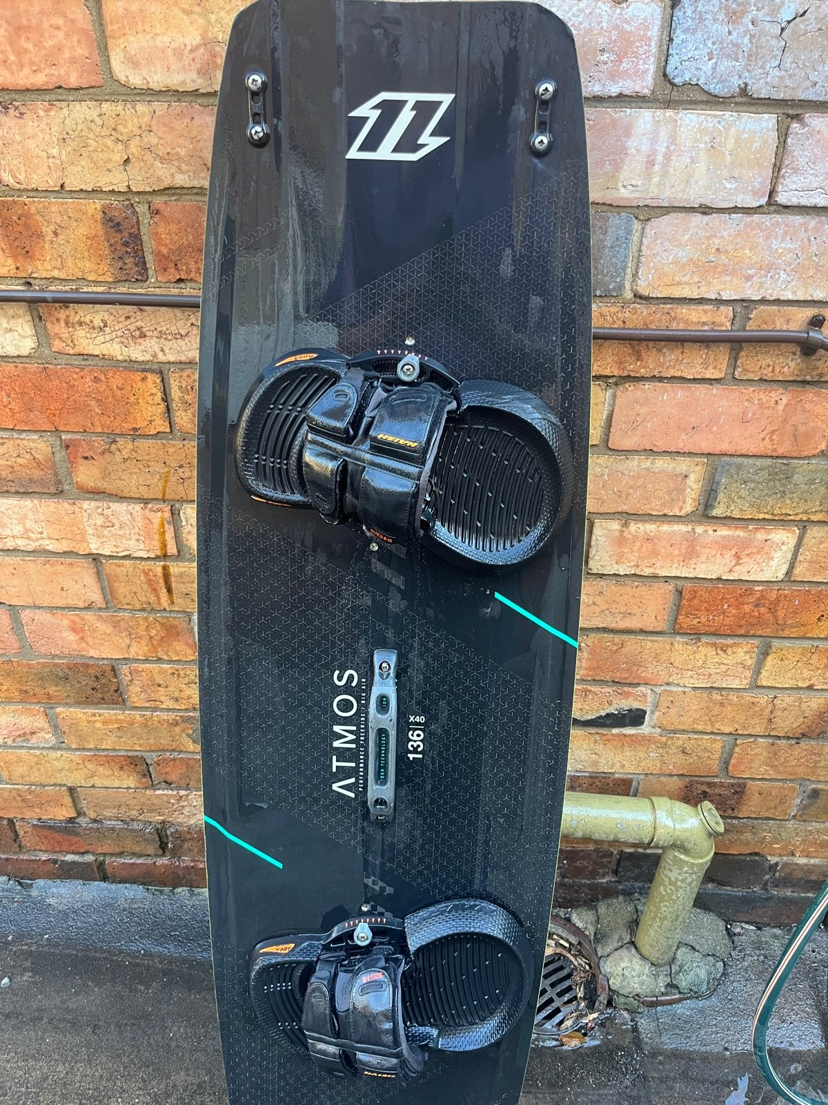 North Atmos Carbon Pro 136 CM met Naish Apex bindingen, Gebruikt, Twintip, Overige typen, Ophalen of Verzenden