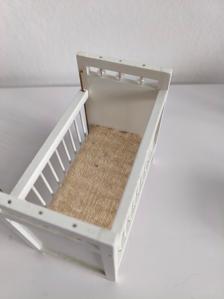 Wit poppenhuis wiegje/bedje voor peuterpop, Ophalen