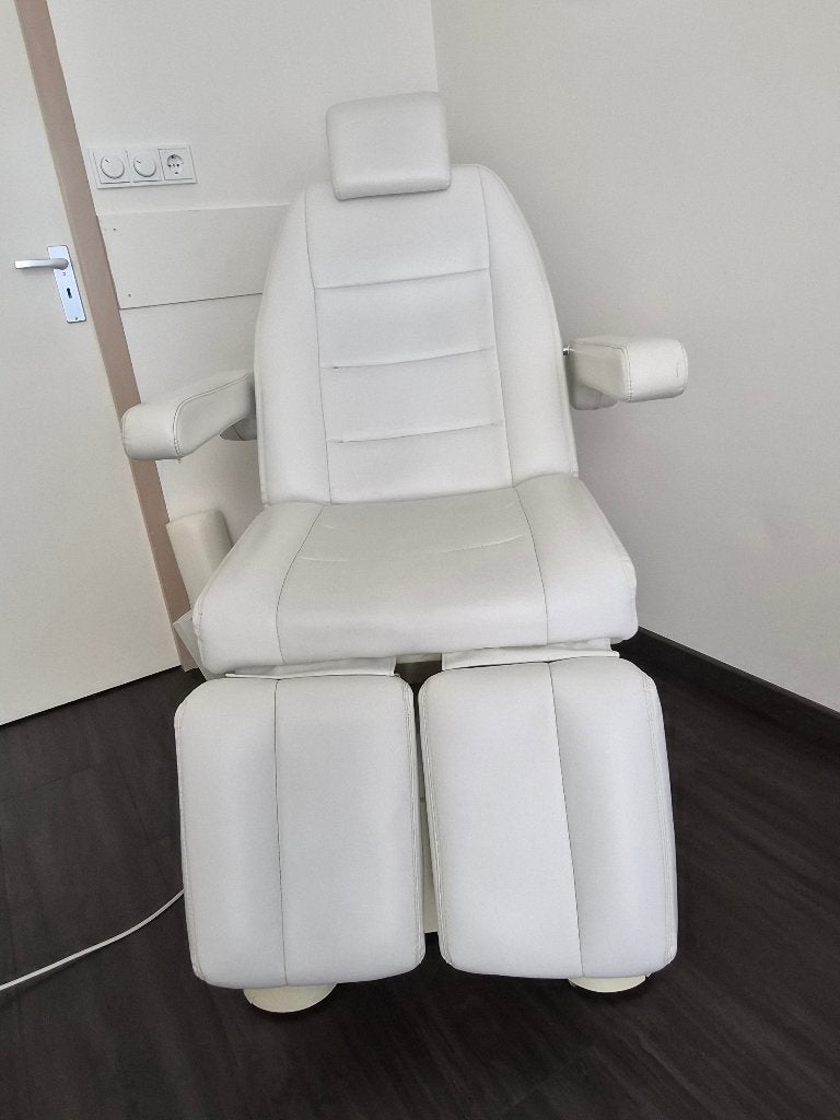 TE KOOP: BEHANDELSTOEL (SCHOONHEIDSPECIALISTE, PEDICURE)
