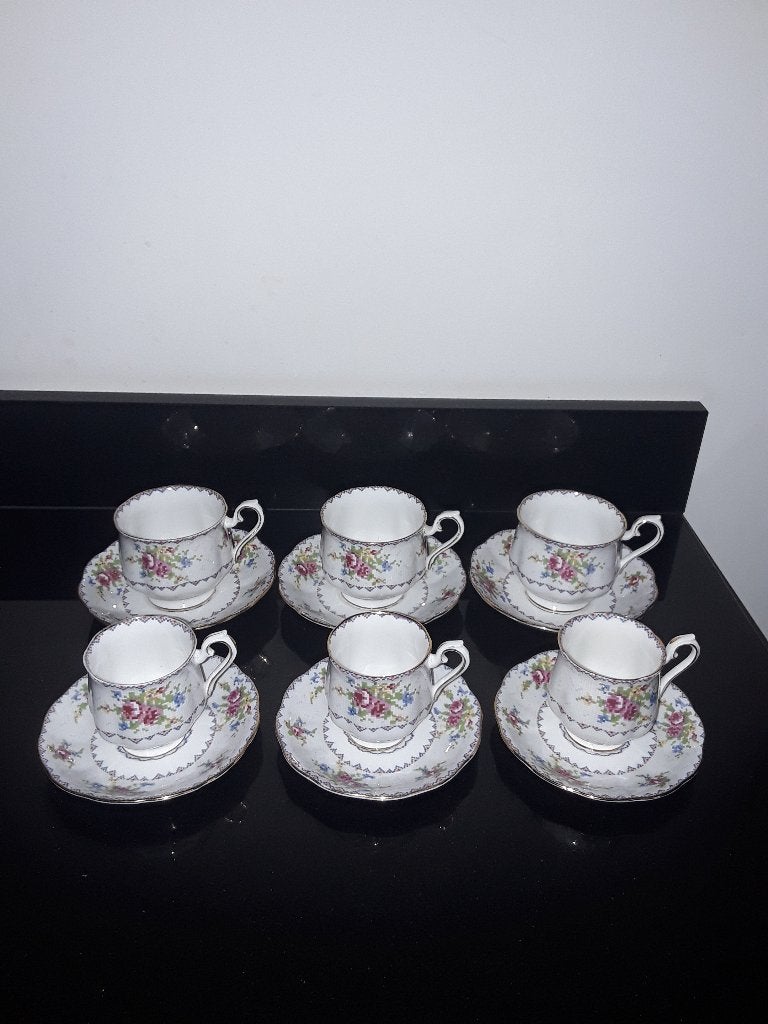 12 Royal albert kop en schotels Petit point, Antiek en Kunst, Verzenden