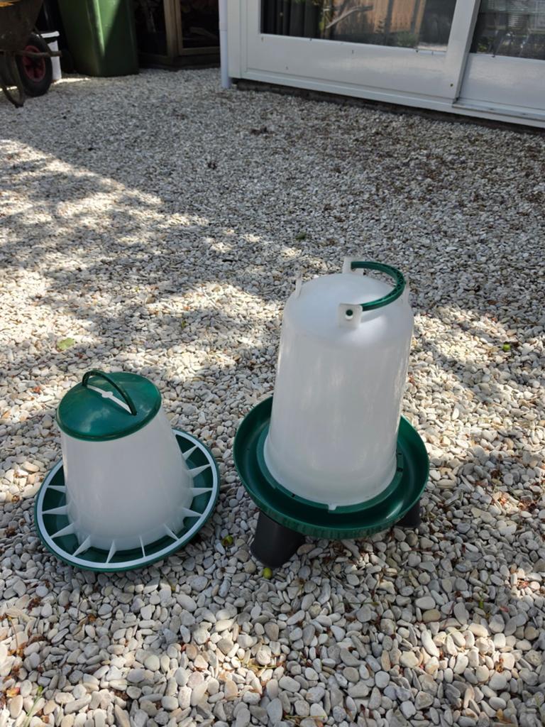 Voersilo en waterbak, Ophalen, Gebruikt, Drinken en Voederen