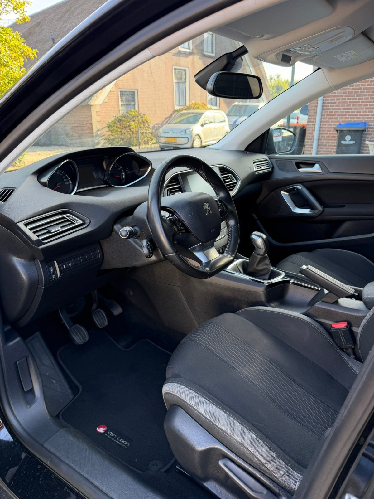 Foto 17 van Peugeot 308 1.2 E-thp 81KW/110PK SW 2015 Zwart