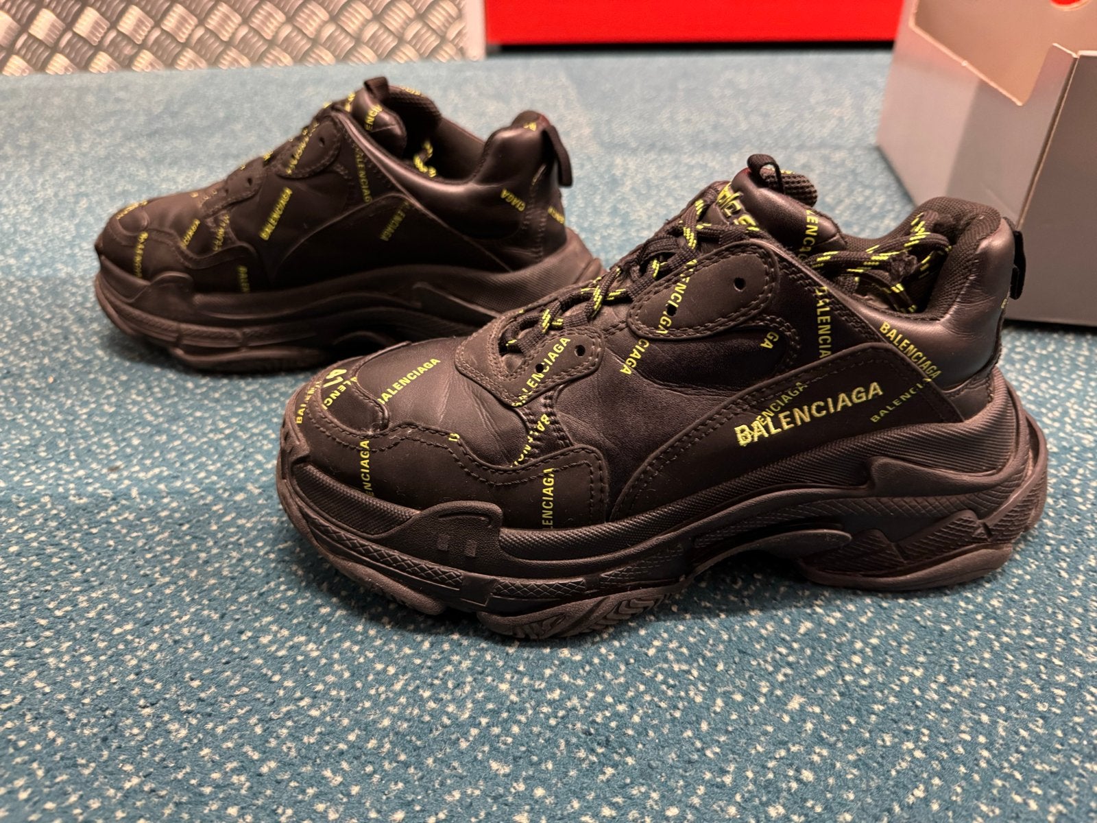 Balenciaga Triple S Zwart/Fluo Geel Maat 41, Zwart, Ophalen of Verzenden, Sneakers of Gympen, Gedragen