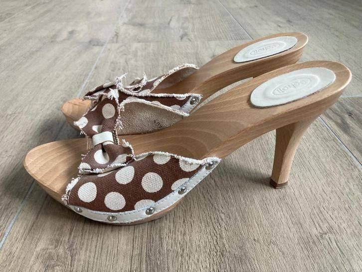 BIJNA NIEUW!!! Hoge polka dot kleppers Scholl maat 40, Kleding | Dames, Schoenen, Zo goed als nieuw, Sandalen of Muiltjes, Bruin