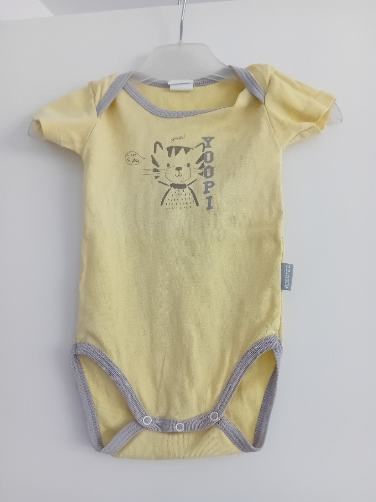 Absorba gele romper korte mouw katje 'YOOP!' maat 68-74, Nacht- of Onderkleding, Jongetje of Meisje, Ophalen of Verzenden, Zo goed als nieuw