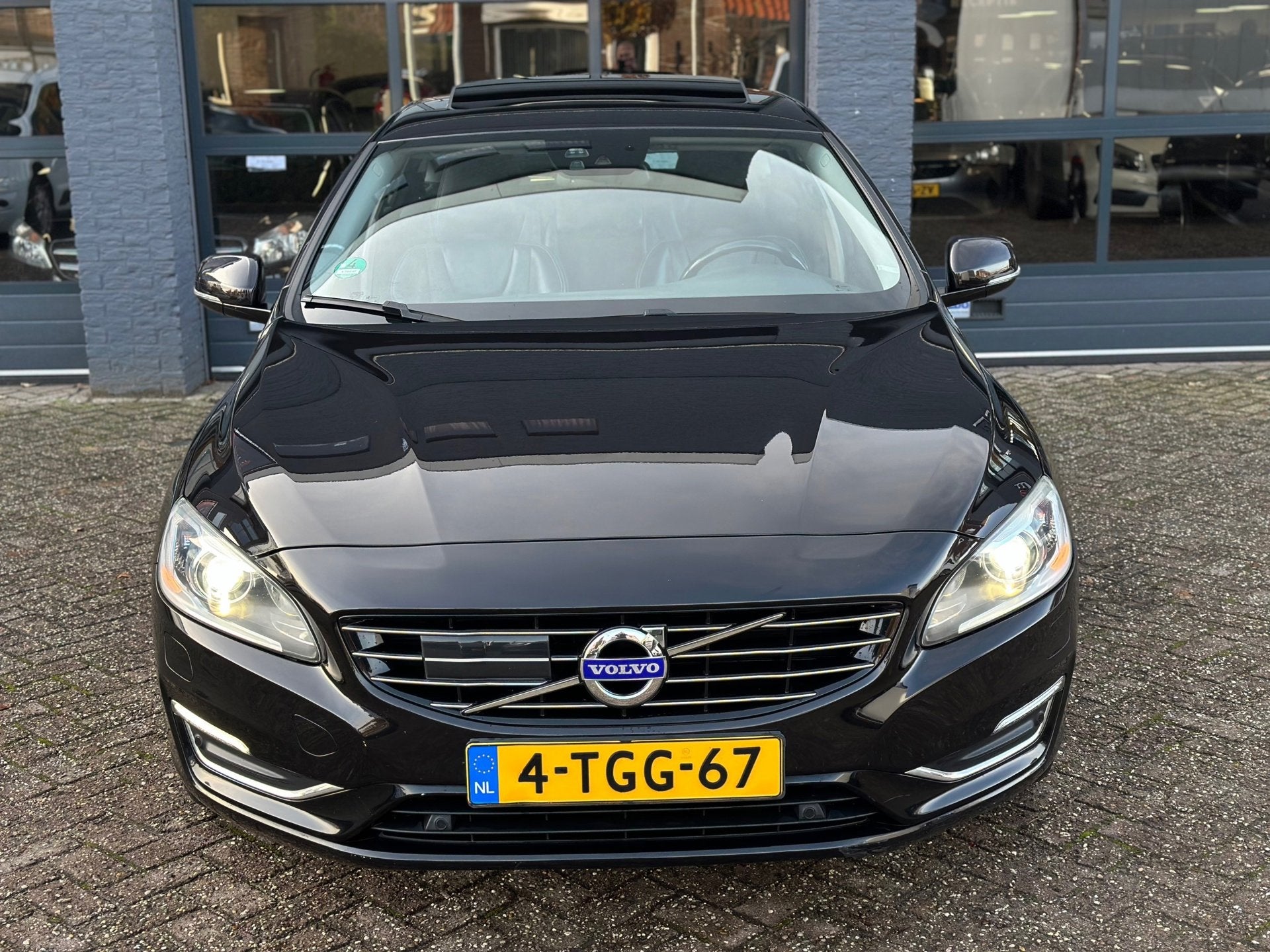 Volvo V60 2.4 D6 AWD Plug-In Hybrid Summum LEER|PANO|NAVI|XE, Automaat, Vierwielaandrijving, 212 €/maand, Te koop
