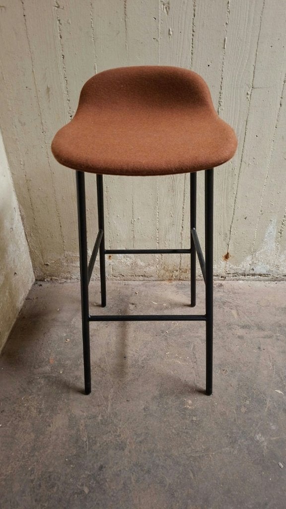 2x Normann Copenhagen Form kruk Bruin Als nieuw, 60 tot 90 cm, Ophalen of Verzenden, Zo goed als nieuw, Metaal