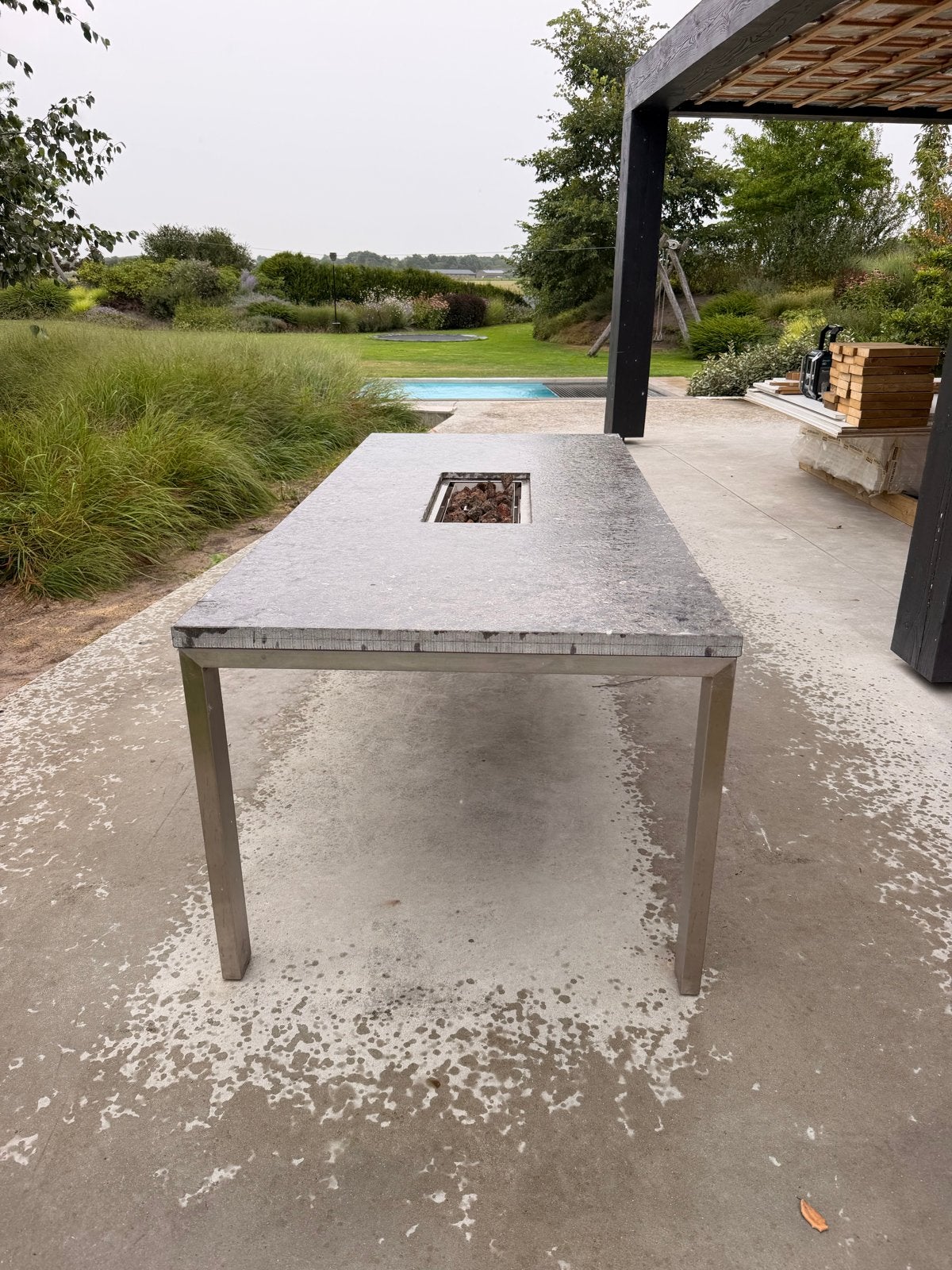 Natuursteen tafel met RVS poten en geïntegreerde openhaard, Ophalen, Zo goed als nieuw