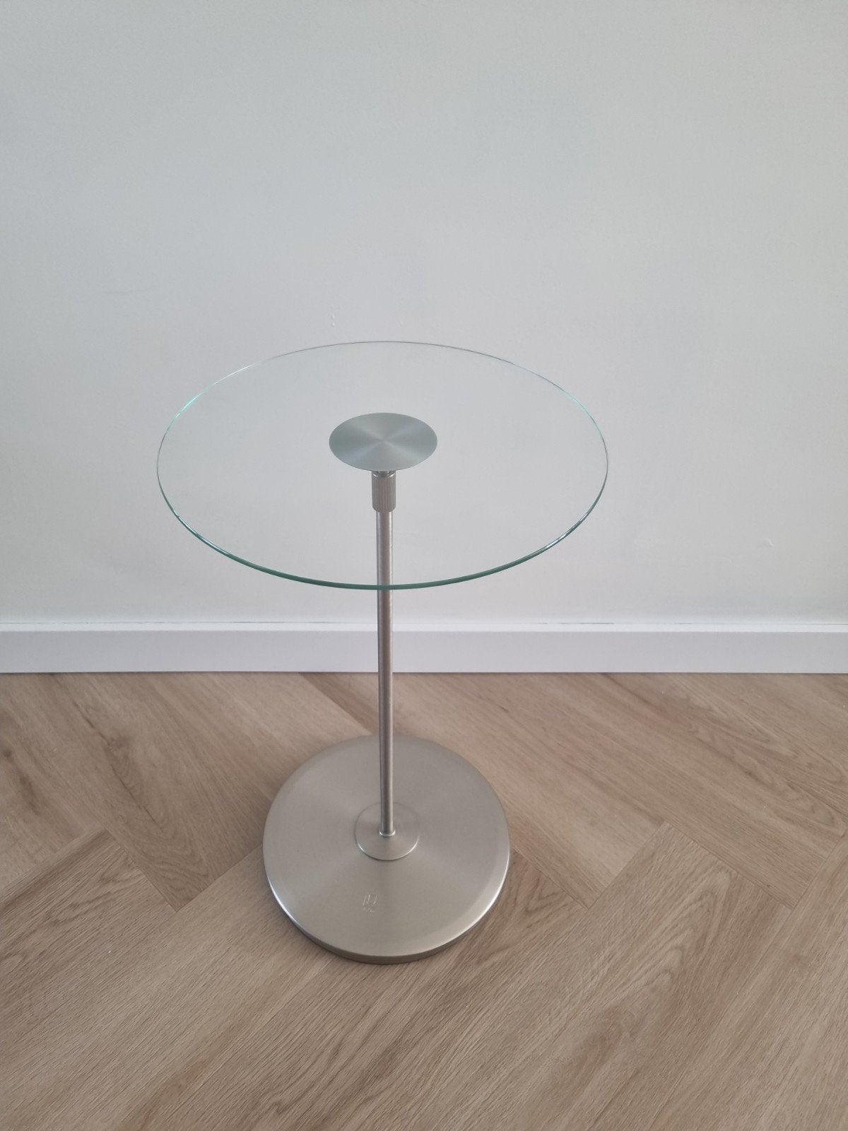 Umbra bijzettafel met glazen blad - verstelbaar, Huis en Inrichting, Tafels | Bijzettafels, Ophalen, Minder dan 55 cm, Rond, Modern