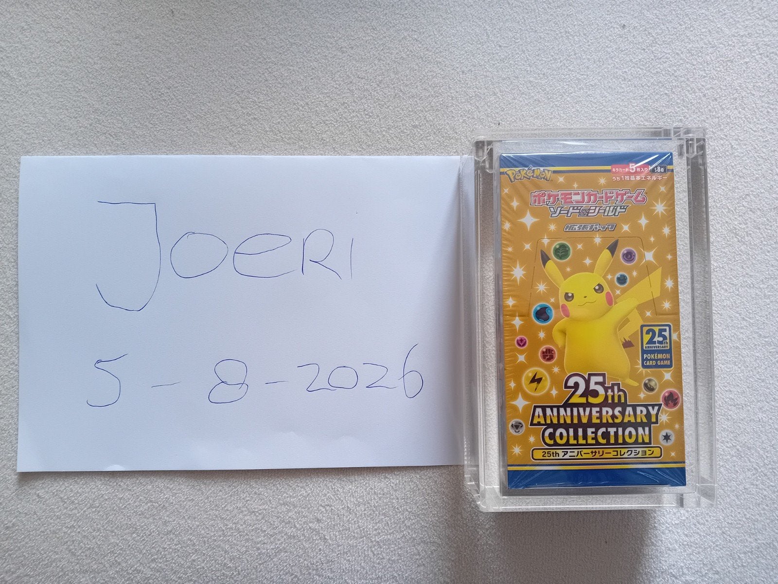 25th Anniversary Boosterbox japan + acryl, Hobby en Vrije tijd, Verzamelkaartspellen | Pokémon, Ophalen, Nieuw, Booster